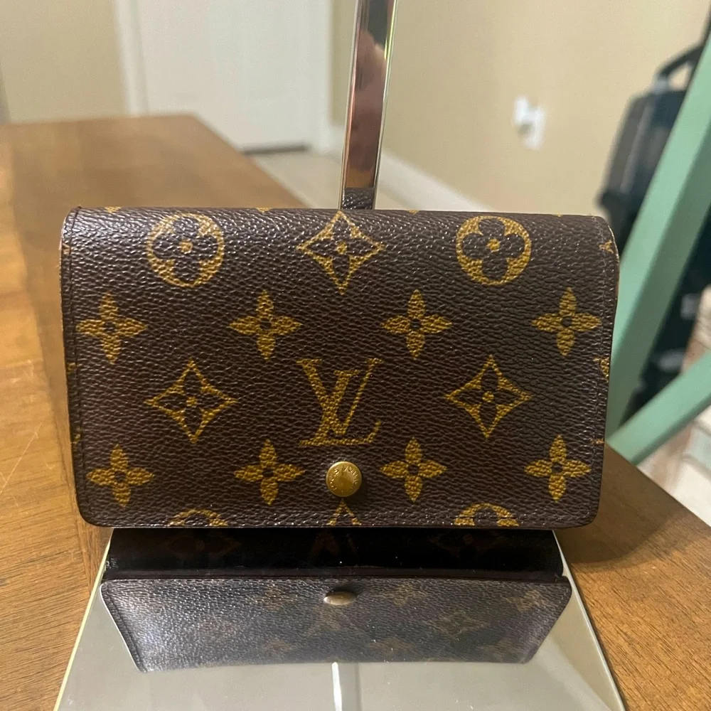 Louis Vuitton monogram compact wallet - Picture 1 of 11